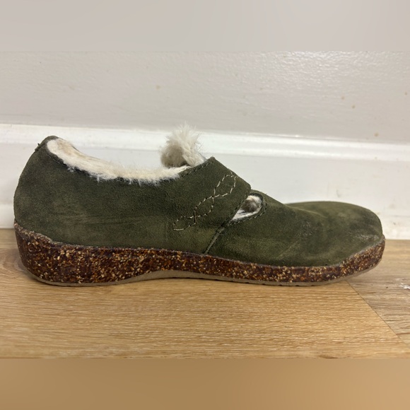 Earth Origins Aurora Jade Classic Fur Lined Clogs in Olive Green - Picture 7 of 11